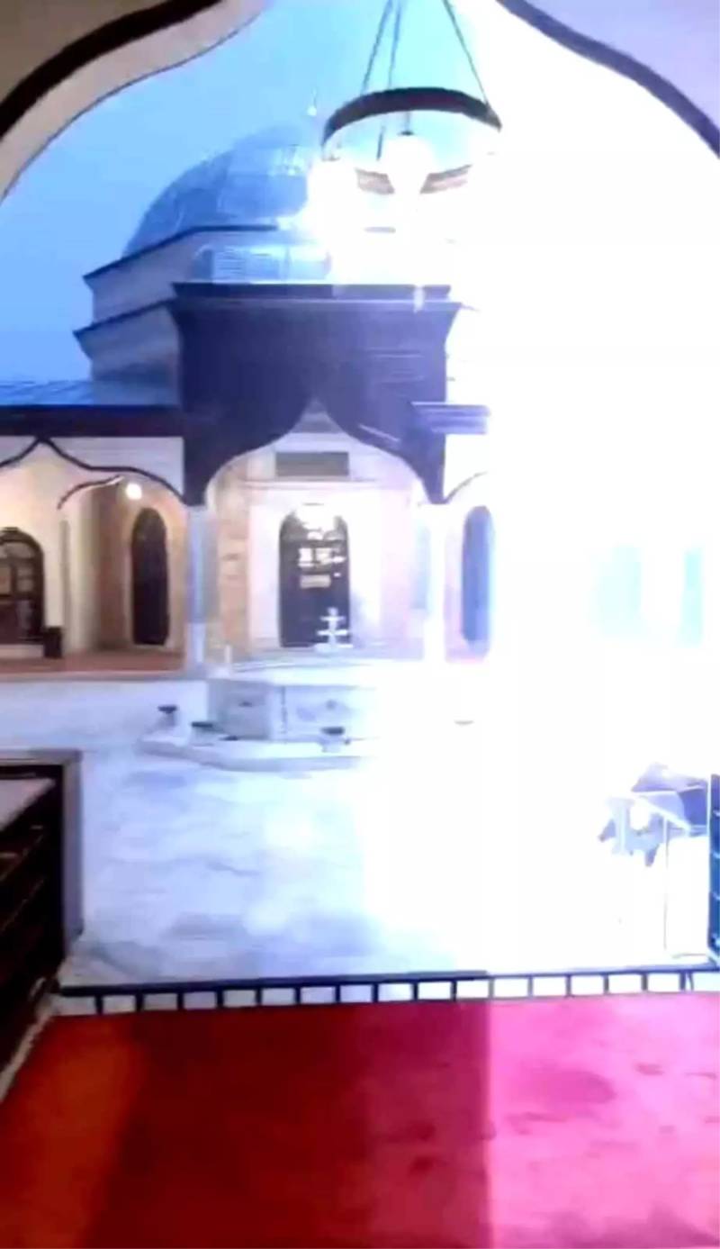 Bursada 596 illik Əmirsultan Məscidinin Günbəzinə İldırım Düşdü: Elektrik Sistemi Sıradan Çıxdı