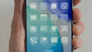 iOS 26 Yenilənməsi: Apple "Hər Zaman Ekranda" (AOD) Funksiyasını Standart Olaraq Bulanıklaşdırdı - İstifadəçilər Niyə Narazıdırlar? Xəbər şəkili