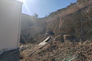 Bakıda sürüşmələrin monitorinqi aparılıb, çoxsaylı çatlar və çökmələr müəyyən edilib - FOTO Xəbər şəkili