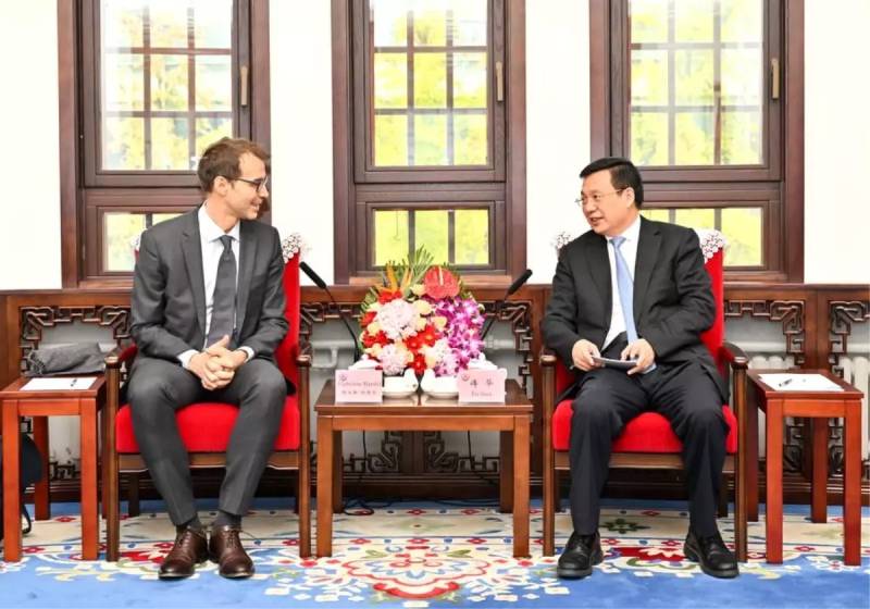 Çinin Xinhua və Reuters Agentlikləri Pekində Görüşərək Əməkdaşlığı Möhkəmləndirir