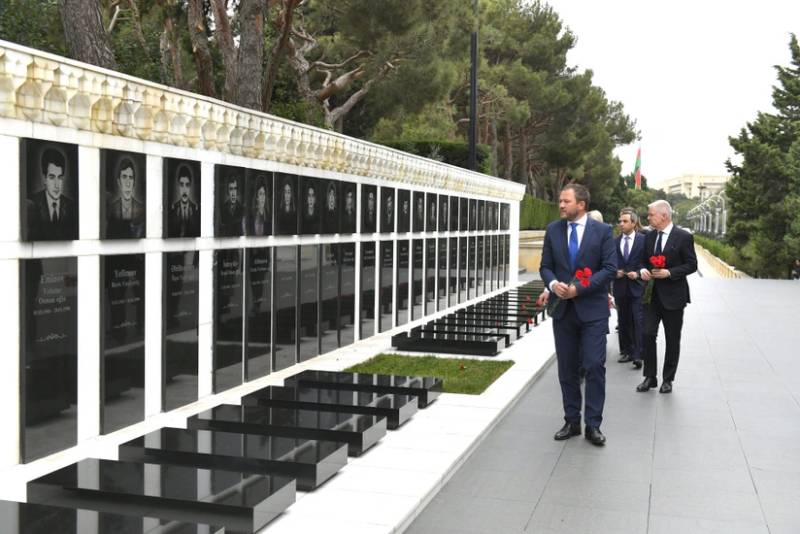 Estoniyanın xarici işlər naziri Bakıda Şəhidlər xiyabanını və Zəfər parkını ziyarət edib - YENİLƏNİB