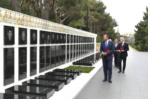 Estoniyanın xarici işlər naziri Bakıda Şəhidlər xiyabanını və Zəfər parkını ziyarət edib - YENİLƏNİB