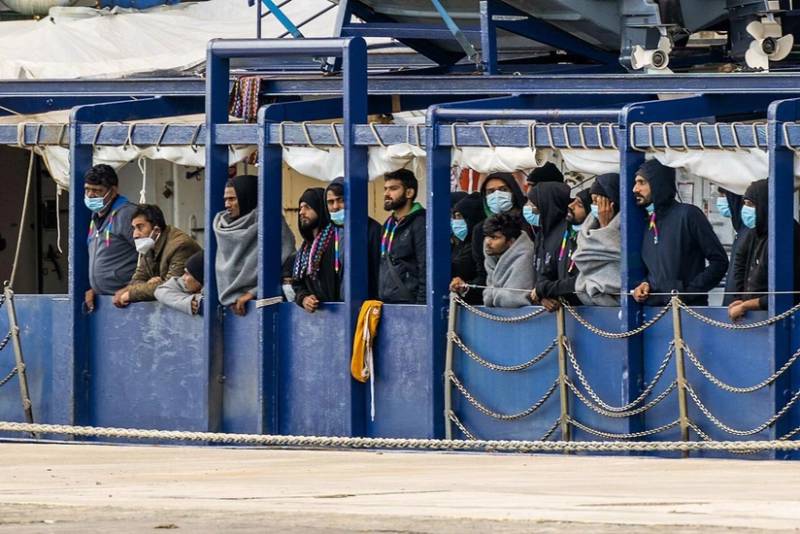 KİV: Britaniya noyabrdan miqrantları hərbi kazarmalarda yerləşdirməyə başlayacaq