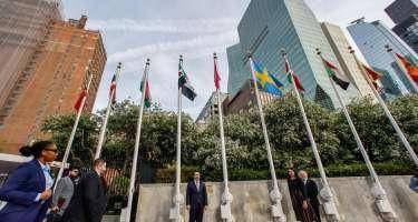 BMT-də Suriyanın yeni bayrağı qaldırıldı