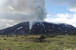 Kamçatkada vulkan 2,5 kilometr yüksəkliyə kül püskürüb Xəbər şəkili