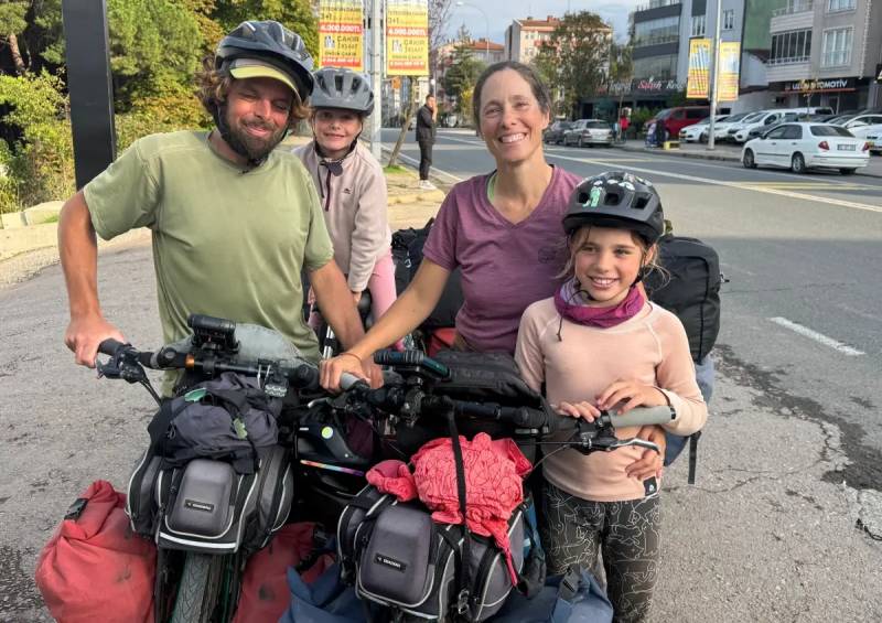 Kanadalı Ailə Türkiyədə Xüsusi Tandem Velosipedlə Dünya Səyahətini Davam Etdirir Xəbər şəkili