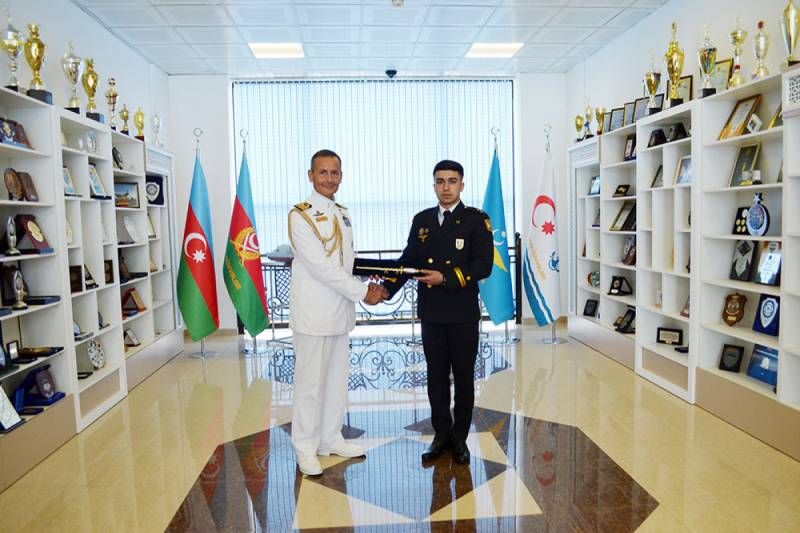 Azərbaycanlı zabitə “Tələbələrin şərəf qılıncı” təqdim edilib