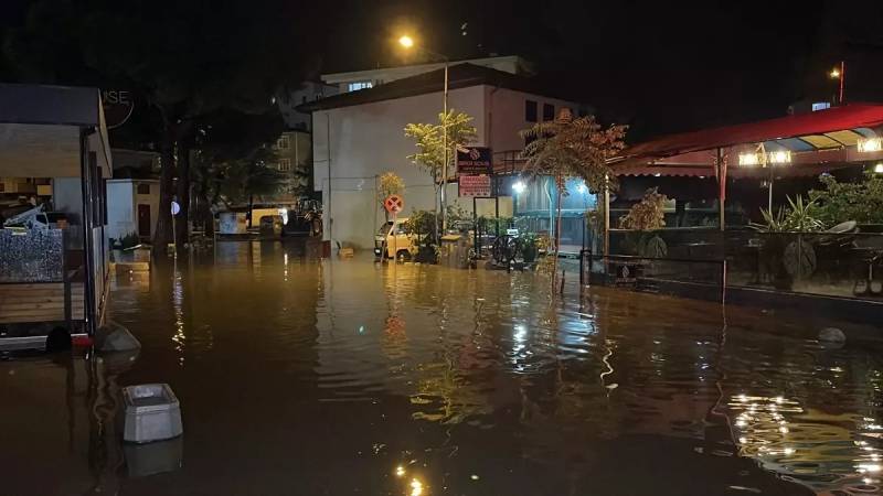 Balıkəsirin Ədremit və Burhaniye rayonlarında güclü leysan böyük daşqınlara səbəb oldu Xəbər şəkili