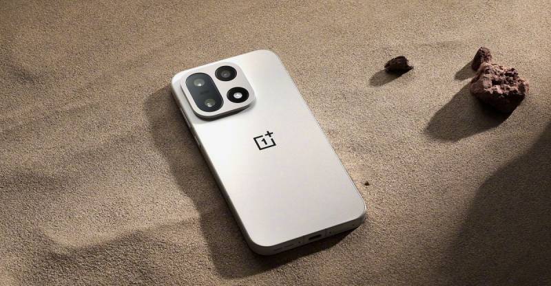 OnePlus 15 flaqman smartfonu Çində buraxıldı: Qlobal təqdimat yaxın zamanda olacaq