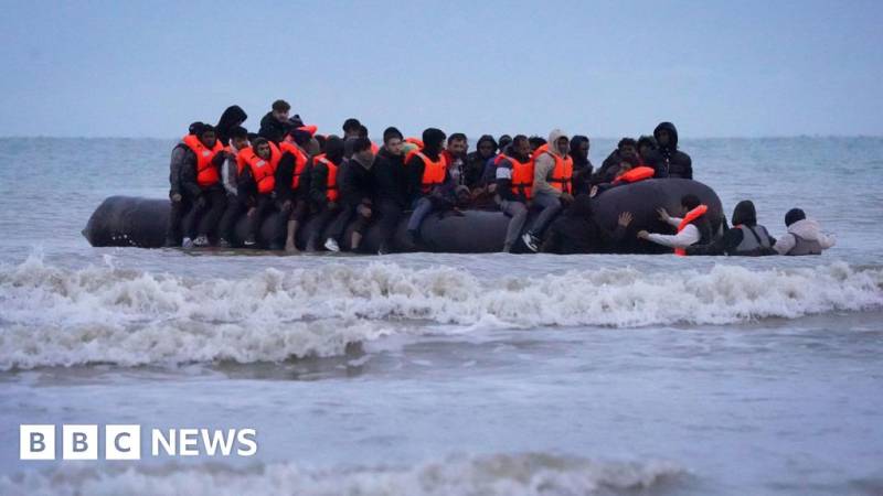 Sığınacaq Axtaranlar Hərbi Bazalara Köçürülür: Starmer Otel Xərclərinə Son Qoyulmasını Tələb Edir