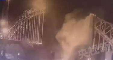 Çində körpü uçdu, ölənlər var