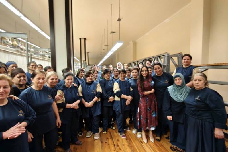 Leyla Əliyeva Şuşa məscidi üçün hazırlanan dünya xalçaçılıq tarixinin ən böyük dairəvi xalçası ilə tanış olub