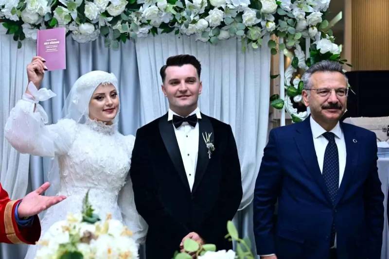 Eskişəhər Valisi Hüseyn Aksoy Polis Cütlüyünün Nikah Şahidliyini Etdi