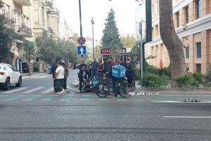 Bakının mərkəzində avtomobil velosipedçini vurub - FOTO
