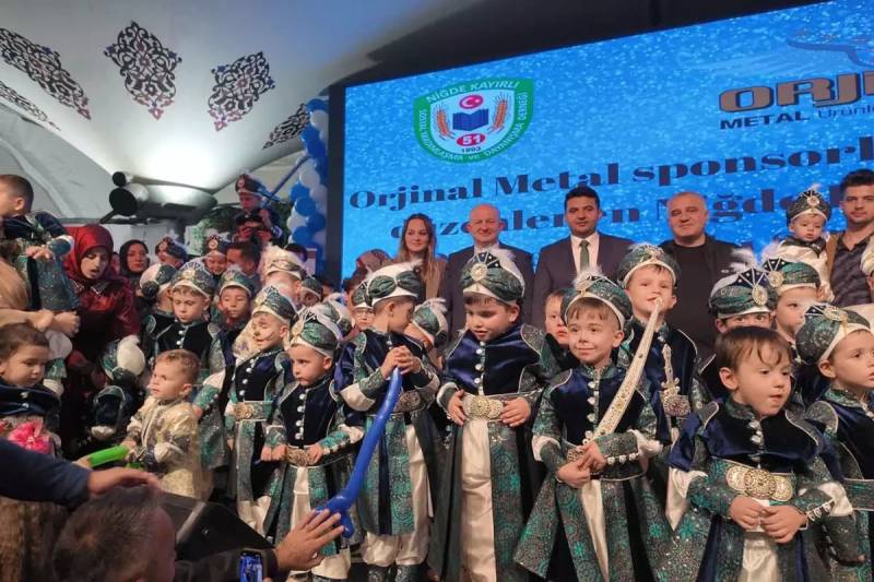 İstanbulda Möhtəşəm Sünnət Şənliyi: Dünya Çempionu Hafizlər Və Sənətçilər Bir Araya Gəldi