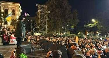 Tiflisdə Prezident aksiyaçılara qoşuldu
