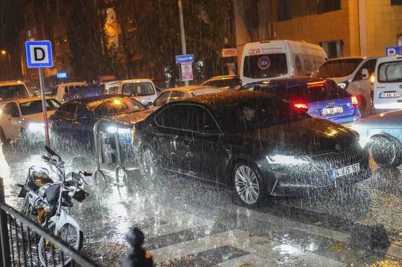 6.1 Balıkəsir Zəlzələsi: Şiddətli Yağış Sındırğıda Fəsadların Aradan Qaldırılması İşlərini Çətinləşdirir Xəbər şəkili