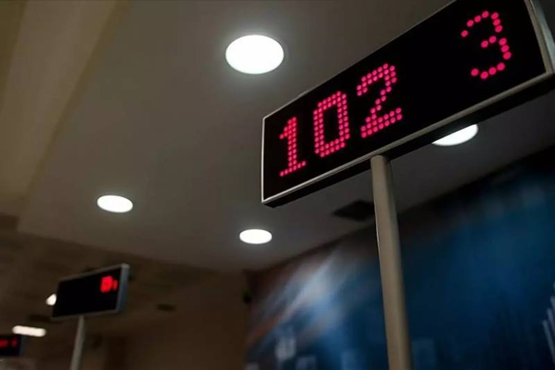 İranın Ən Böyük Bankı Ayandeh Müflis Oldu: Varlıqlar Dövlət Bankına Verildi