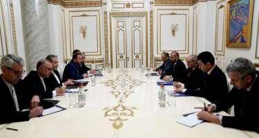 Paşinyan Abbas Əraqçi ilə görüşdü