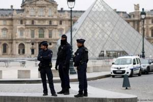 Paris prokuroru Luvr soyğunçuluğu şübhəlilərinin həbsi xəbərinin yayılmasını pisləyib