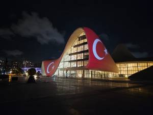 Heydər Əliyev Mərkəzi Türkiyə bayrağı ilə işıqlandırıldı