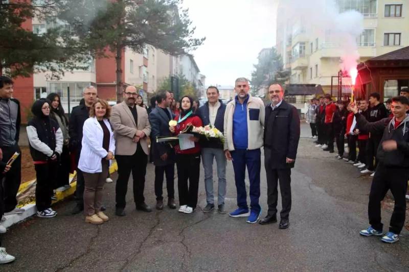 Sivaslı Afra Kılınç Uşu Kunq-Fu üzrə Dünya Çempionu oldu: Evə Qayıdışı Məşəllərlə Qeyd Edildi Xəbər şəkili