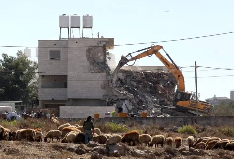 Qərbi Şəria: İsrail Ekskavatoru Əl-Funduq Kəndində Fələstin Evlərini Dağıtdı