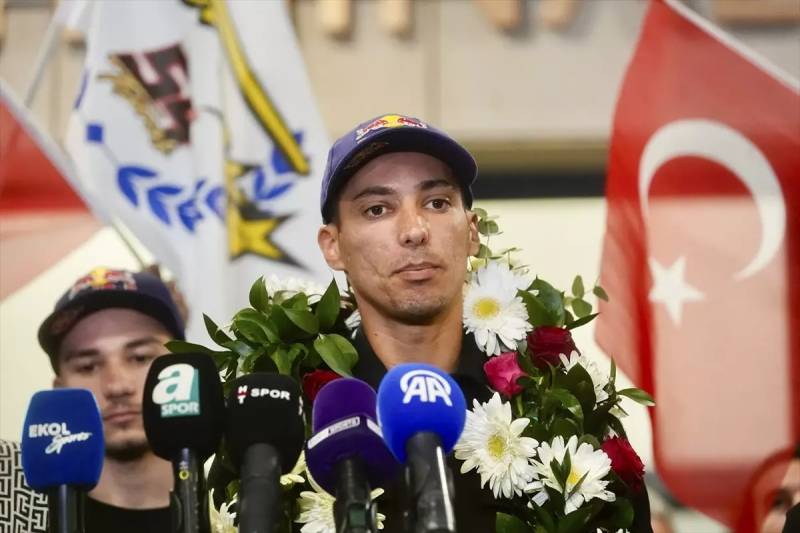 2025 WSBK Çempionu <strong>Toprak Razqatlıoğlu</strong> Türkiyəyə Qayıtdı: Sofuoğlu və Pərəstişkarların Coşğun Qarşılaması Xəbər şəkili