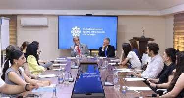 Dezinformasiyaya qarşı mübarizədə jurnalistikanın gücü mövzusunda təlim keçirildi