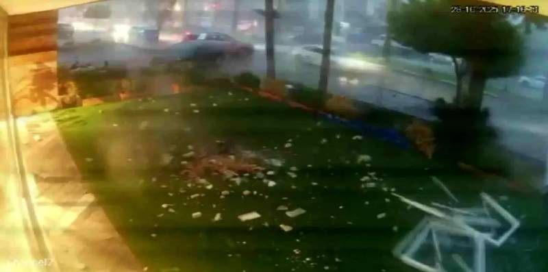 Antalyada dəhşətli fırtına: Tonlarla ağırlıqda dam yola düşdü (Video)