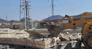 Daha bir qanunsuz tikili söküldü - VİDEO