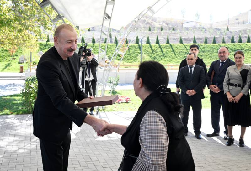 Prezident İlham Əliyev Cəbrayıl rayonunun Horovlu kəndinin sakinlərinə mənzillərin açarlarını təqdim edib