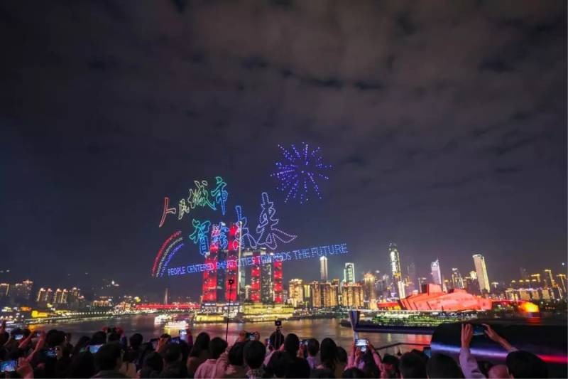 Çində Çuntsinq Şəhərində "İnsana Yönəlik Ağıllı Şəhərlər" Mövzusunda Nəhəng Dron Şousu Keçirildi