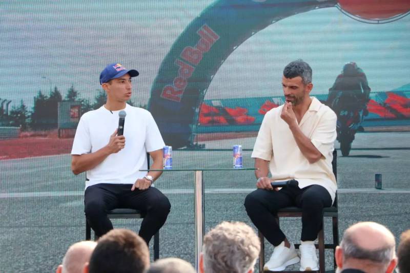 Toprak Razgatlıoğlu Dünya Superbike Çempionluğunu Atasına Həsr Etdi: MotoGP Yolu Açıldı Xəbər şəkili