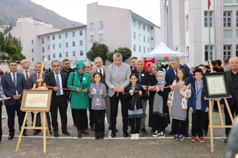 Amasyada Qəzzaya Dəstək Məqsədilə Keçirilən Xeyriyyə Yarmarkası: Təhsil Müdiri Də Danışdı Xəbər şəkili