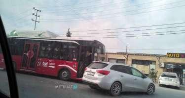 “BakuBus” minik avtomobili ilə toqquşdu - VİDEO 