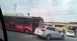 “BakuBus” minik avtomobili ilə toqquşdu - VİDEO  Xəbər şəkili