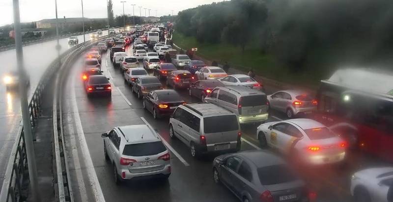 Zığ şosesində yük avtomobili yolda qalıb, sıxlıq yaranıb