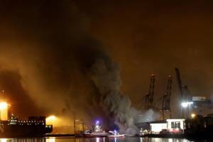 Los-Anceles limanında konteyner gəmisində böyük yanğın baş verib