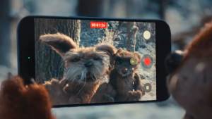 Apple Ənənəvi Kuklalardan İstifadə Etdiyi Real Milad Reklamını Təqdim Etdi - iPhone 17 Pro İlə Çəkilib Xəbər şəkili