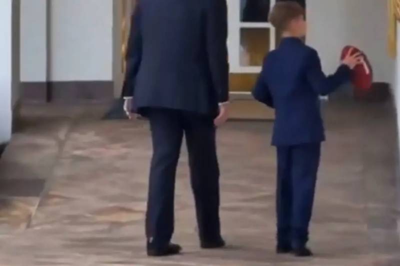 ABŞ Prezidenti Donald Trampın Qeyri-sabit Gəzintisi Sağlamlıqla Bağlı Şübhələrə Səbəb Oldu Xəbər şəkili