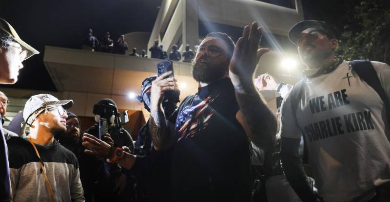 Portland Mübahisəsi: Hakimiyyət Orqanları Qərar Verərkən Smartfonlara Yoxsa Həqiqi Reallığa Güvənməlidir?