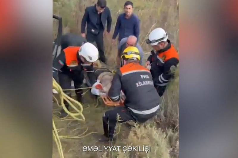 Suraxanıda maşın aşıb, sürücü xəsarət alıb - VİDEO