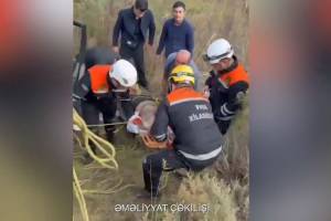 Suraxanıda maşın aşıb, sürücü xəsarət alıb - VİDEO