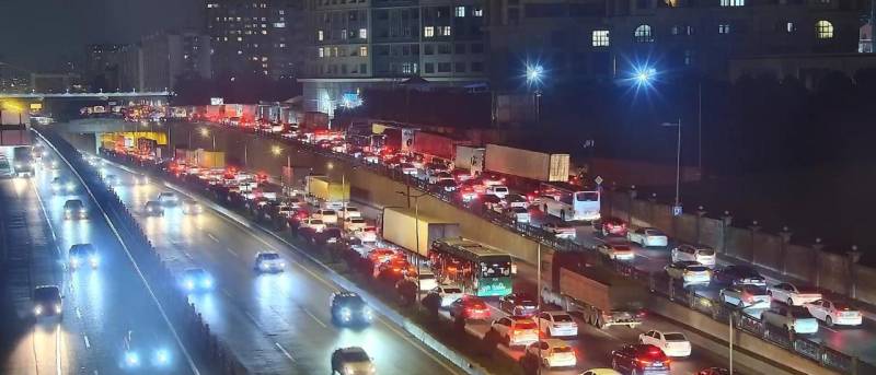 "20 Yanvar" dairəsində yola dağılan yük sıxlığa səbəb olub
