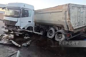 Abşeronda yük maşını idarəetmədən çıxaraq məhəccərlərə çırpılıb