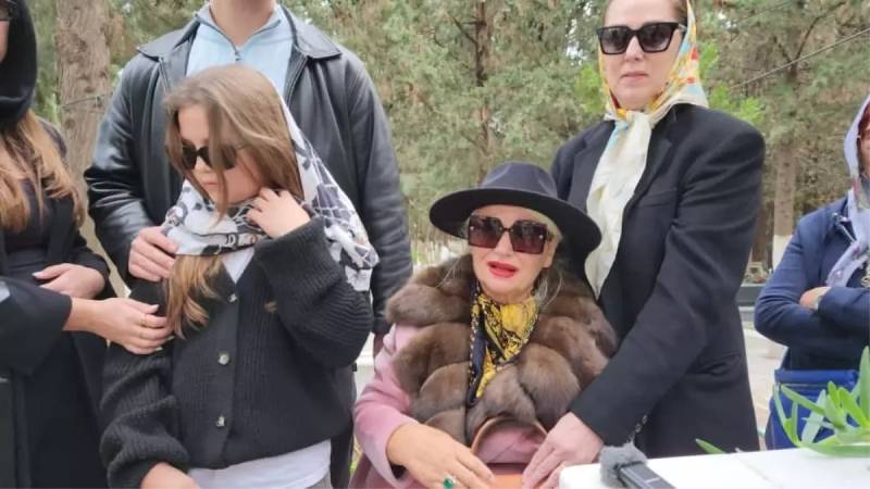 Məşhur Sənətçi Banu Alkan Qəzada Həlak Olan Qardaşı Osman Alkanı Göz Yaşları ilə Dəfn Etdi