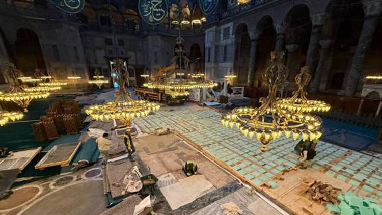 Ayasofyaya Yük Maşını Girdiyi İddiaları: Rəsmilər Tədbirləri Fotoşəkillərlə Necə Açıqladı?