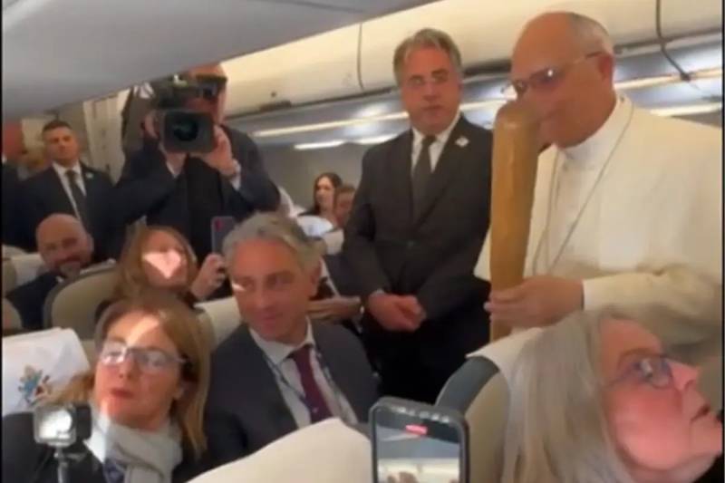 Türkiyə Səfəri Zamanı: CBS Müxbiri Papa XIV. Leoya Əfsanəvi Beyzbol Çubuğu Hədiyyə Etdi Xəbər şəkili