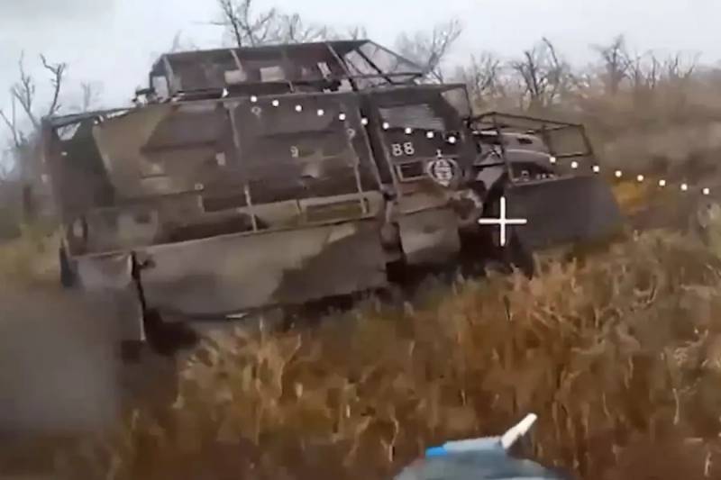 Rus PUA-ları Cəbhədə ABŞ-ın "MaxxPro" Zirehli Avtomobilini Vurdu: Görüntülər Yayıldı Xəbər şəkili